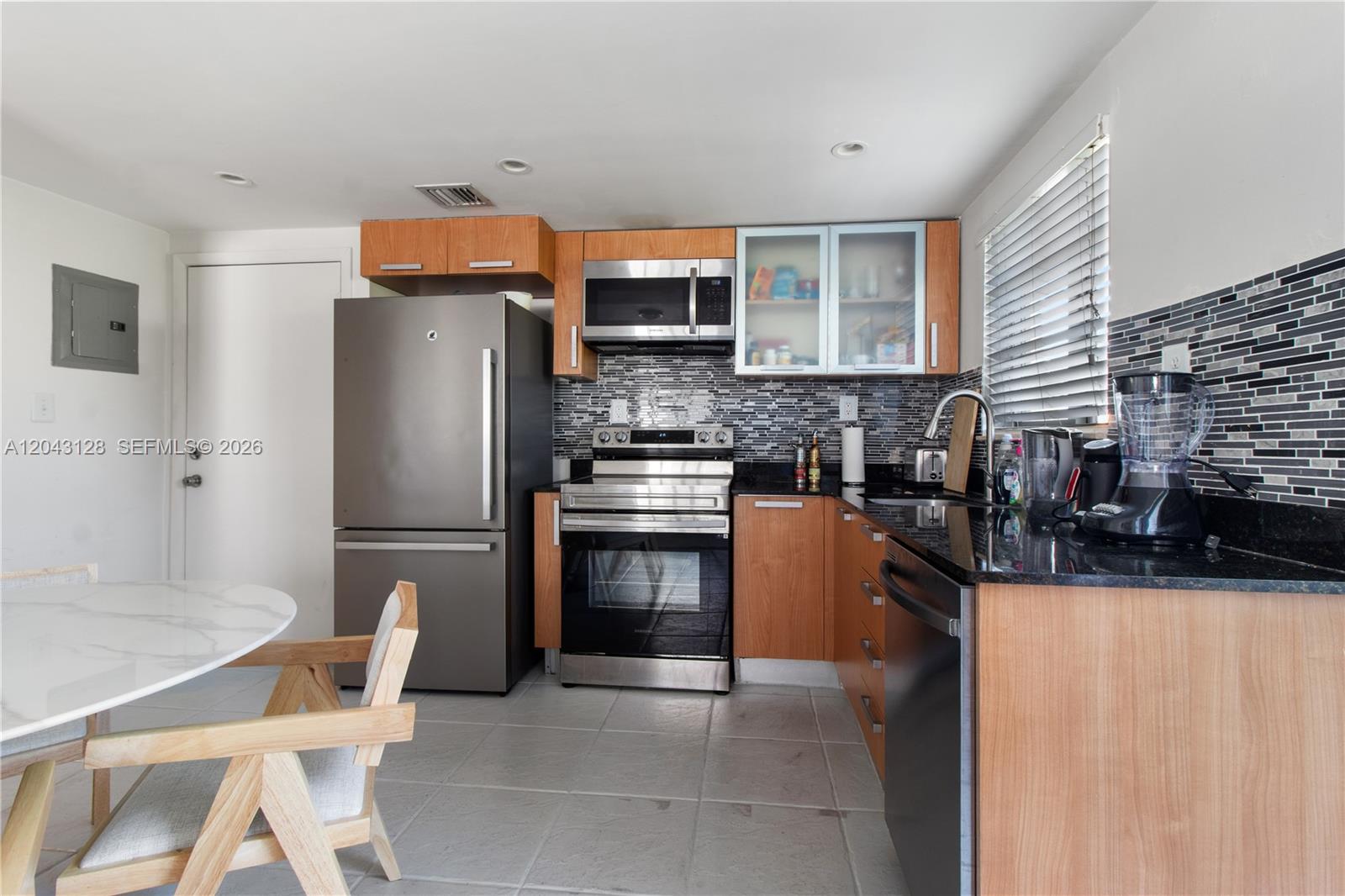 1050 7th St # 3 Unit: 1050-3
