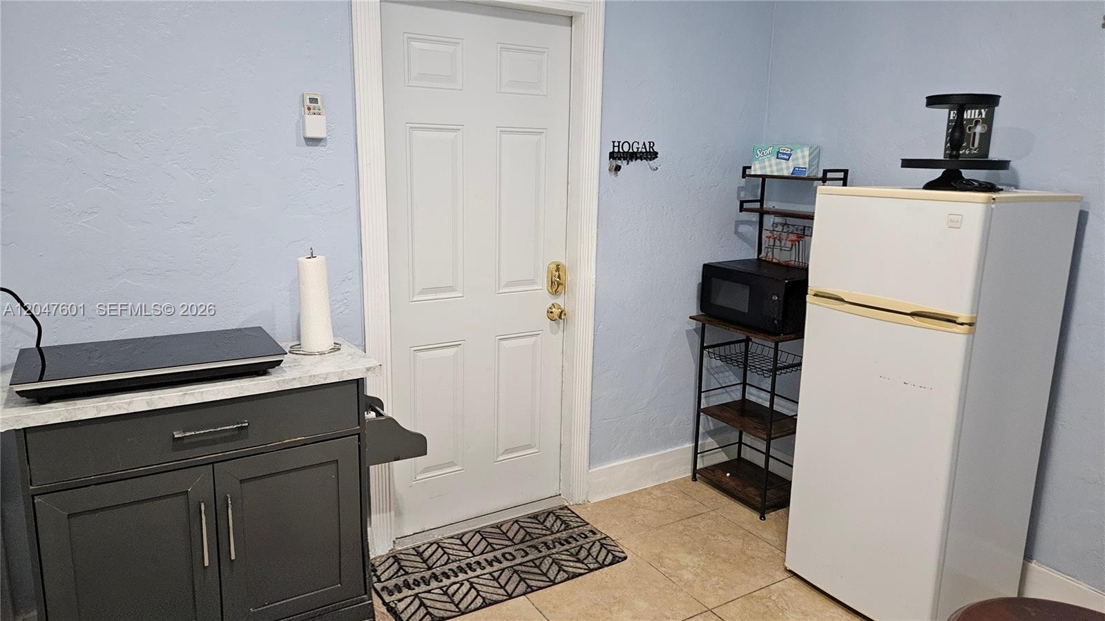 965 NE 146th St Unit: Side Room