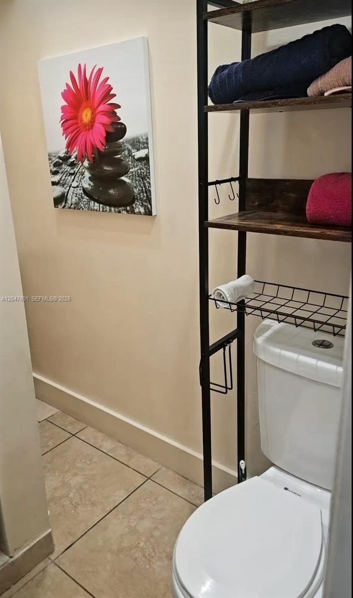 965 NE 146th St Unit: Side Room