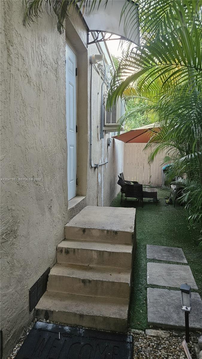 965 NE 146th St Unit: Side Room