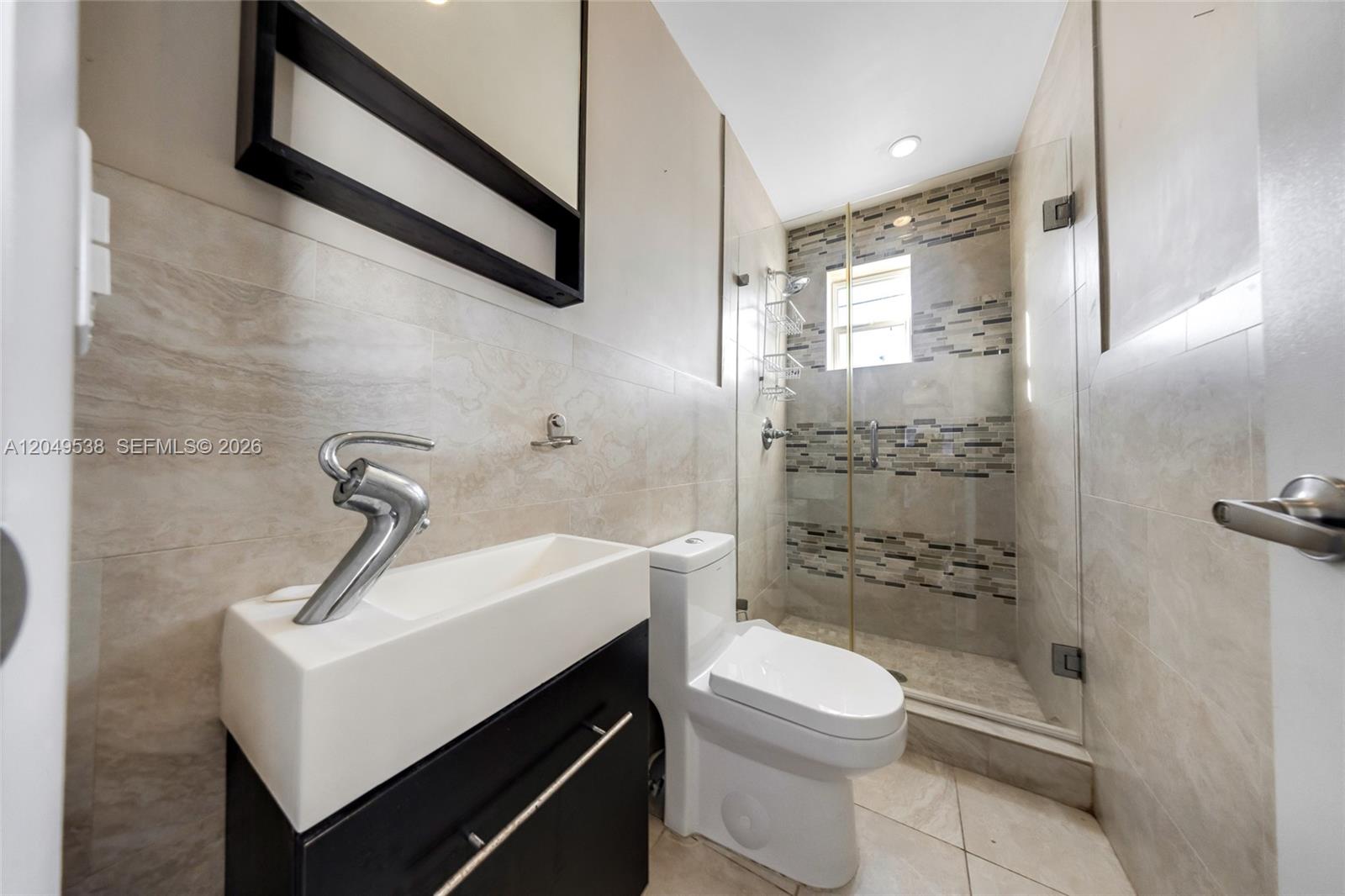 490 W 33rd Pl