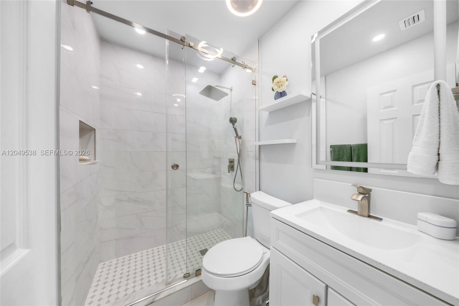 490 W 33rd Pl