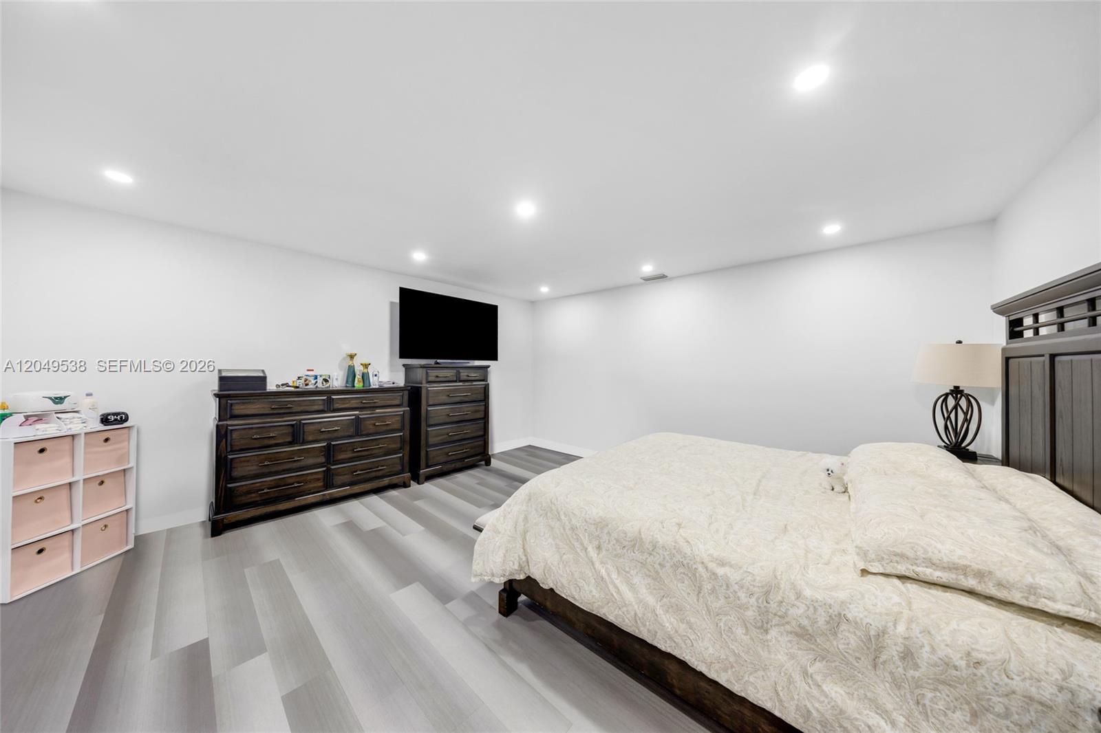 490 W 33rd Pl