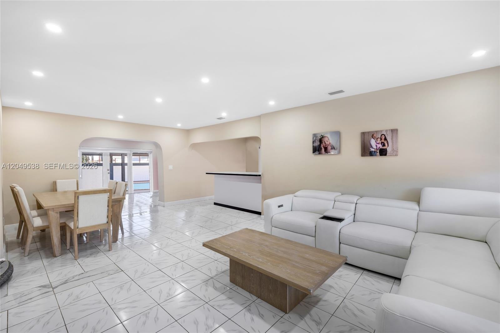 490 W 33rd Pl