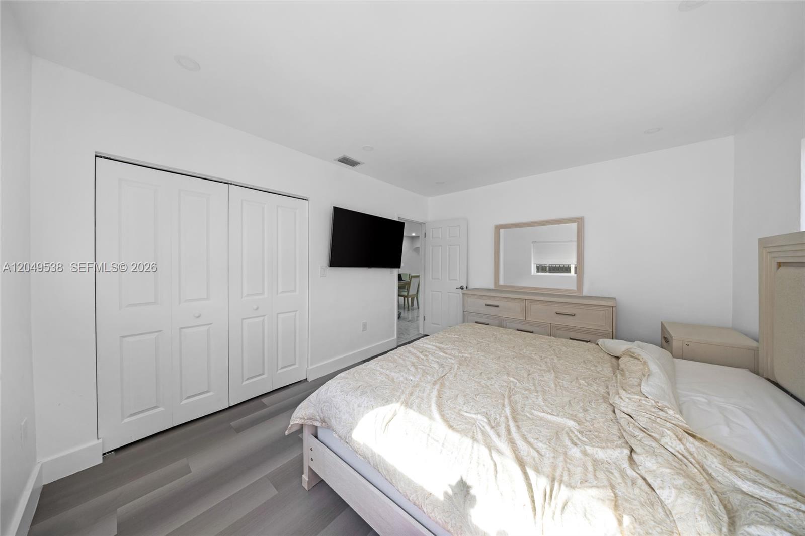 490 W 33rd Pl