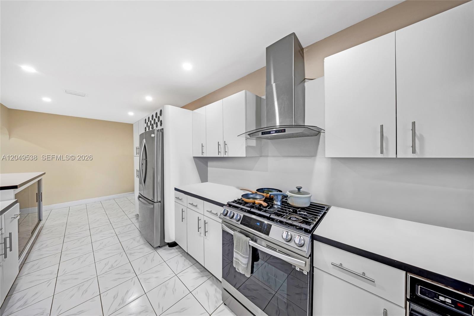 490 W 33rd Pl