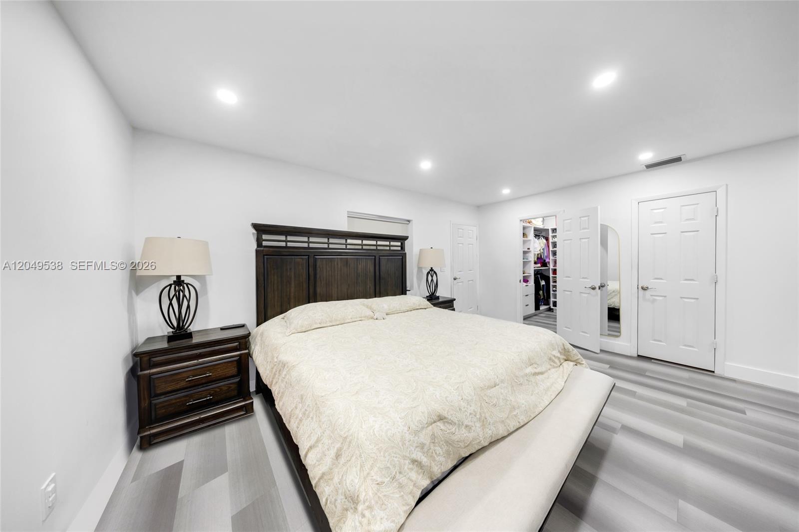 490 W 33rd Pl