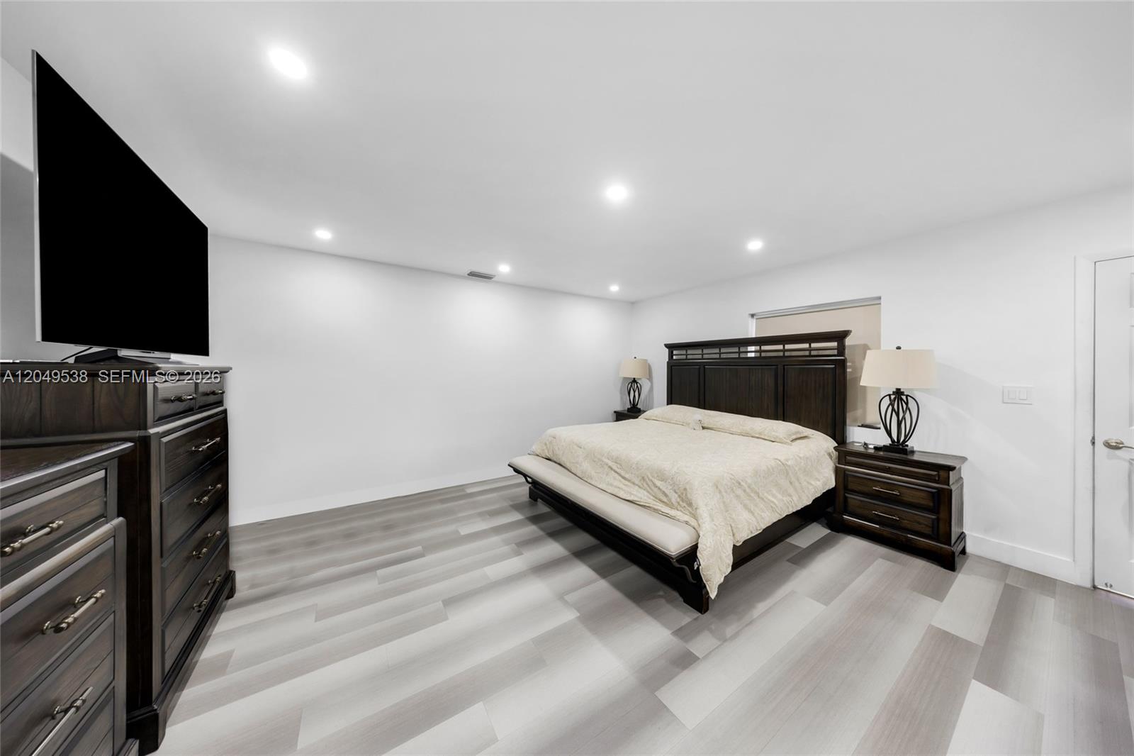 490 W 33rd Pl
