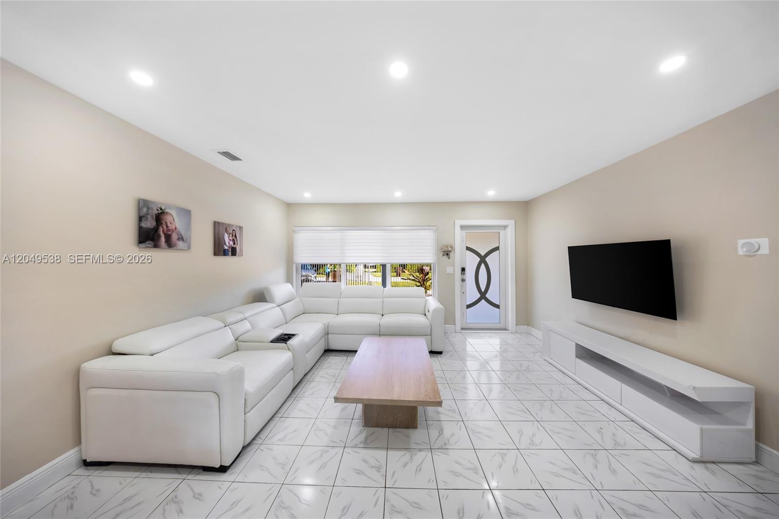 490 W 33rd Pl