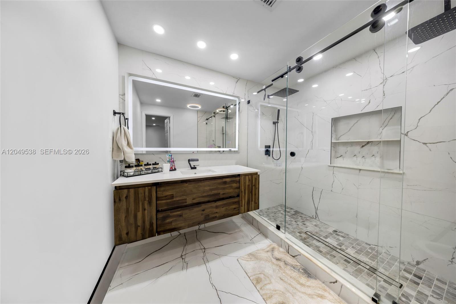 490 W 33rd Pl