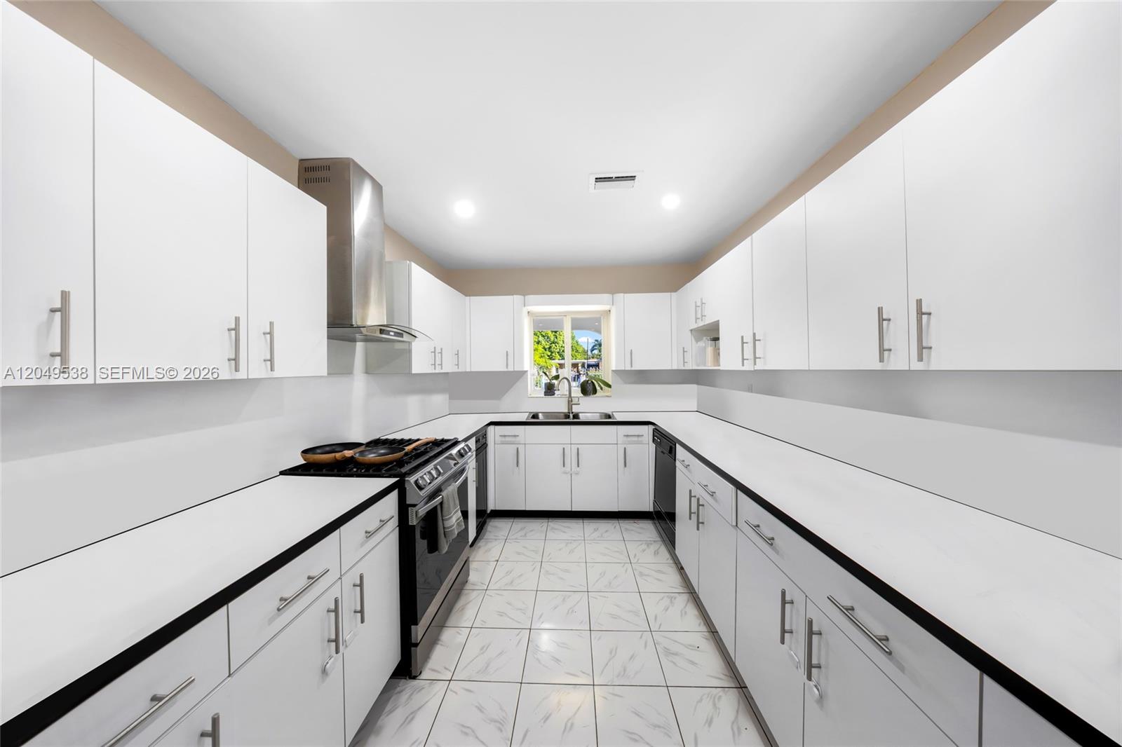 490 W 33rd Pl