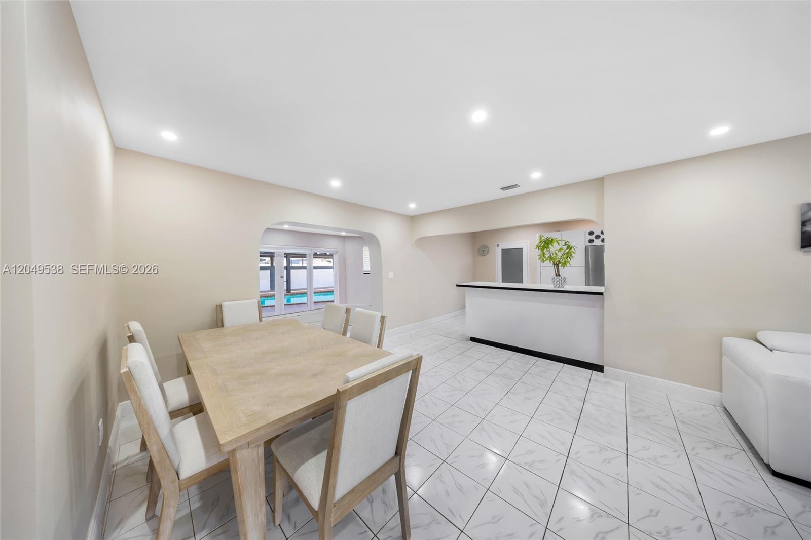 490 W 33rd Pl