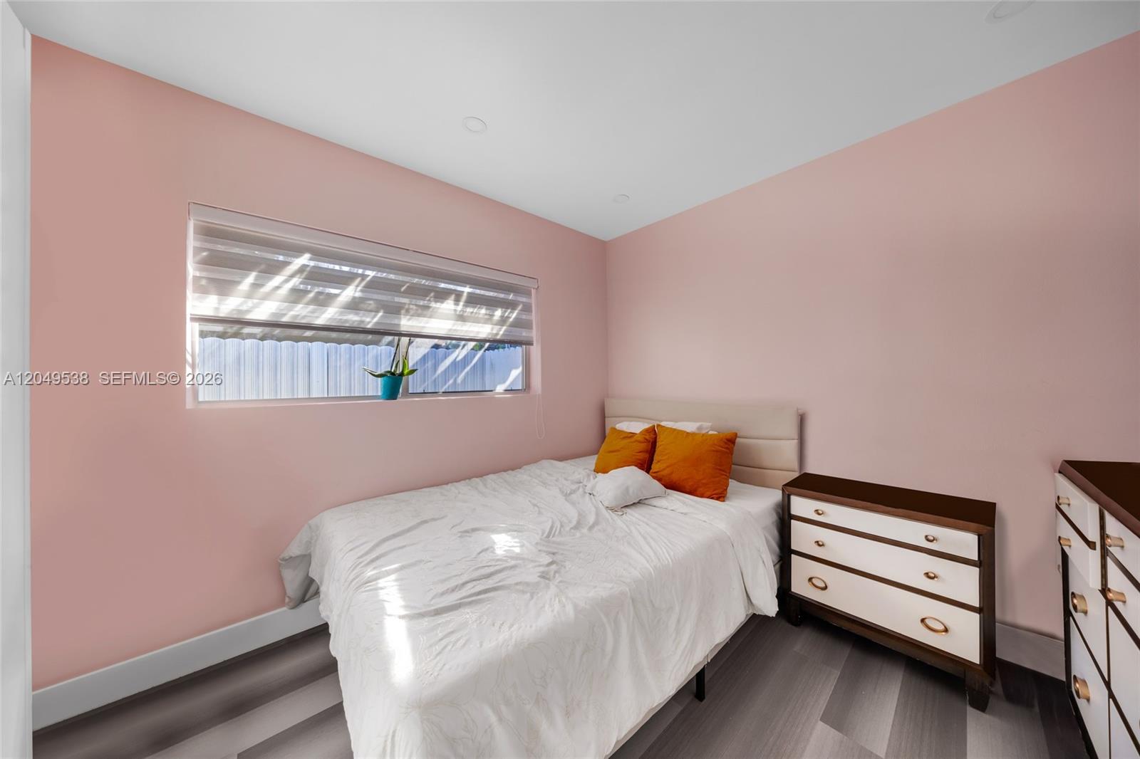 490 W 33rd Pl