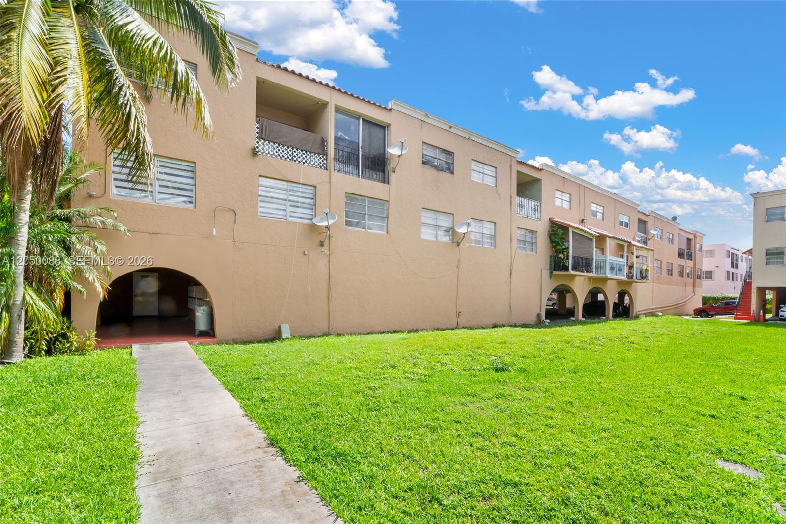 1305 W 53rd St # 420