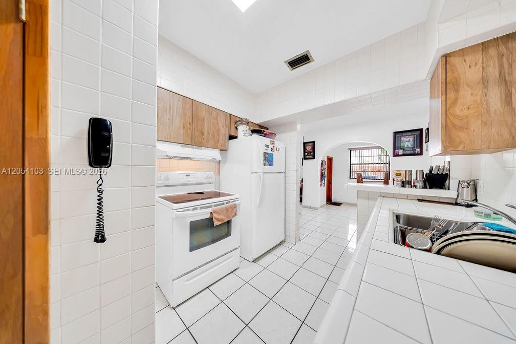 11 W 64th St