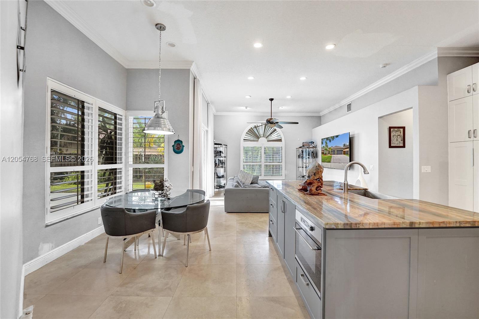 16366 N Mariposa Cir N