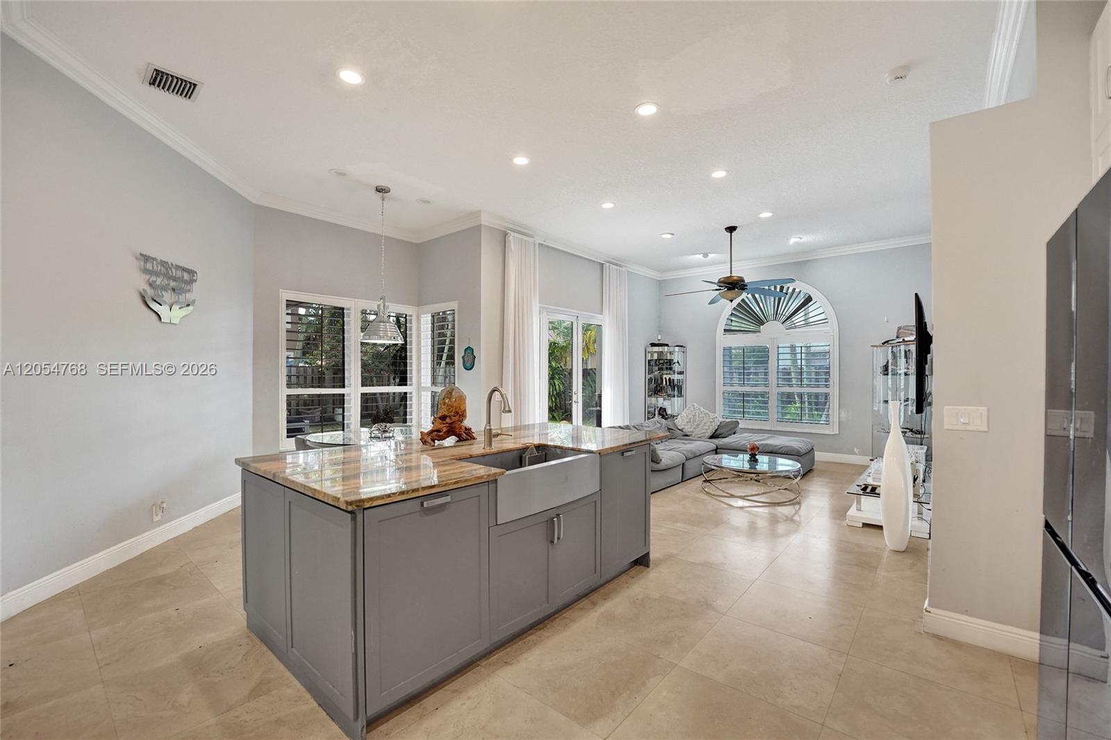 16366 N Mariposa Cir N