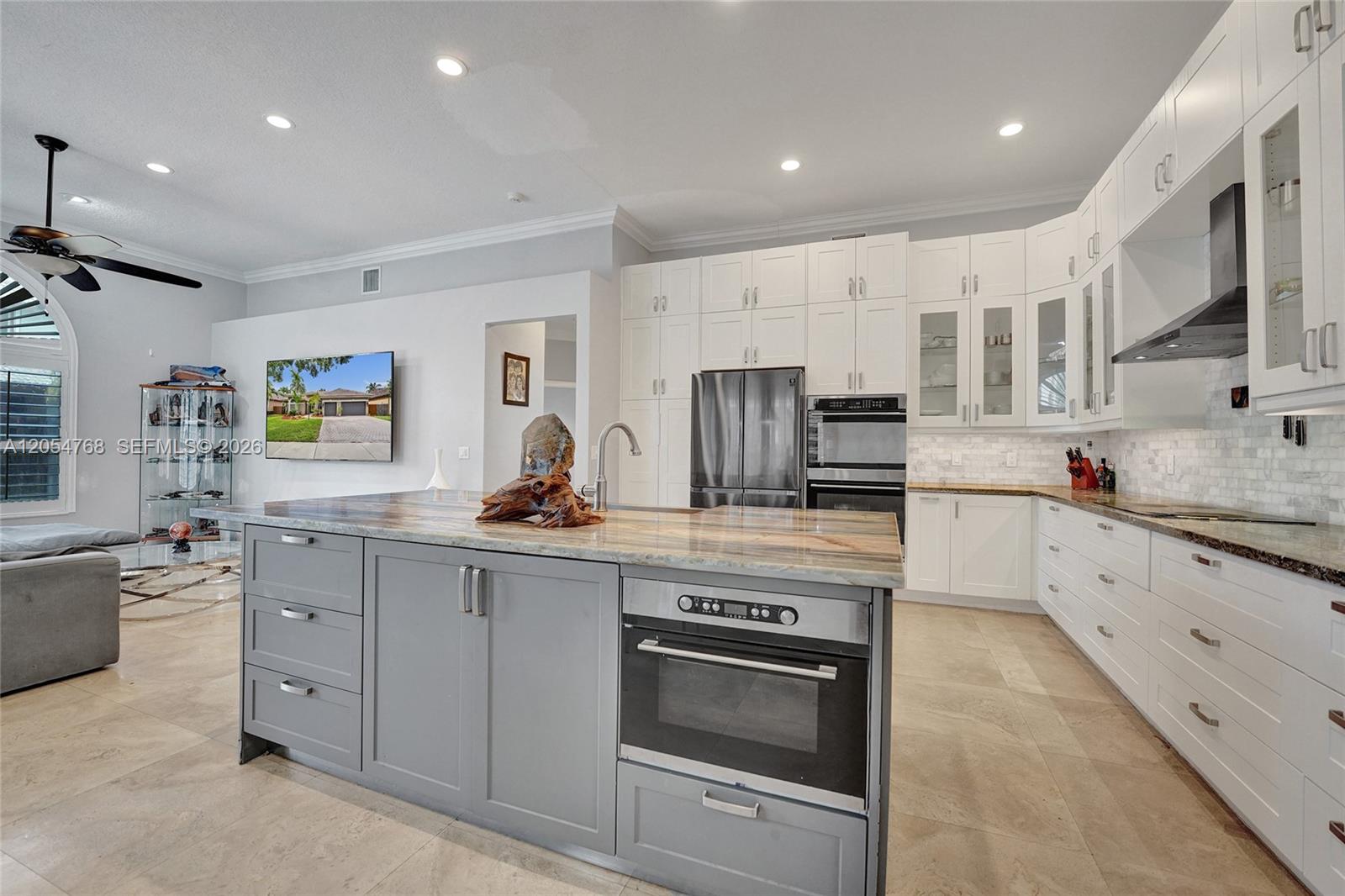 16366 N Mariposa Cir N