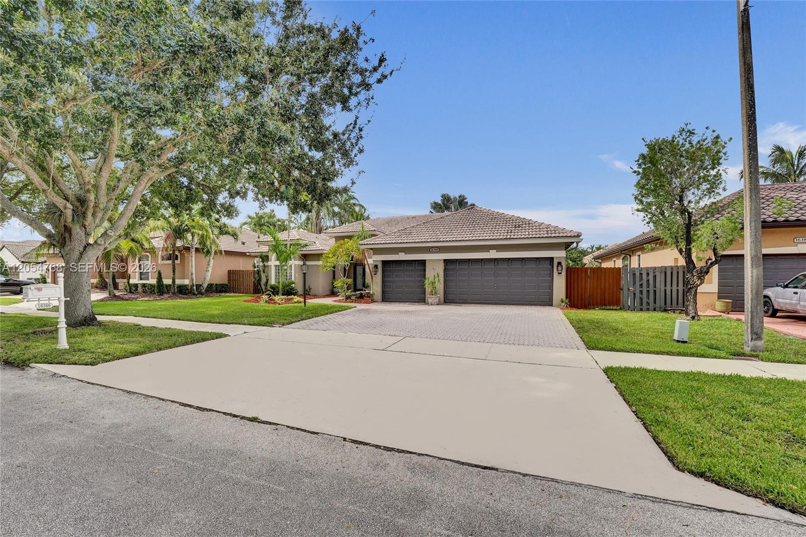 16366 N Mariposa Cir N