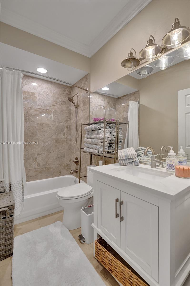 16366 N Mariposa Cir N