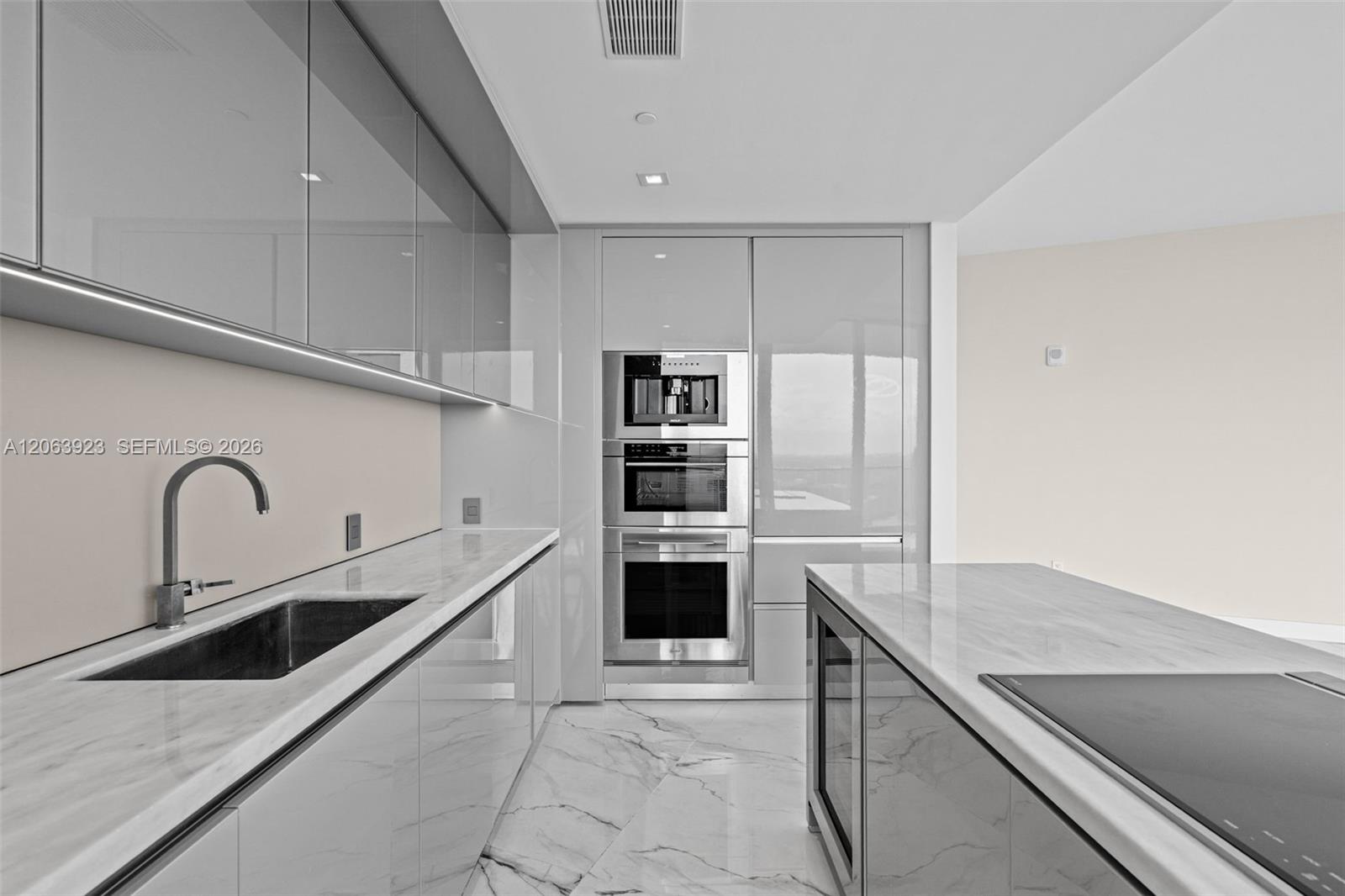 18975 Collins Ave # 3605