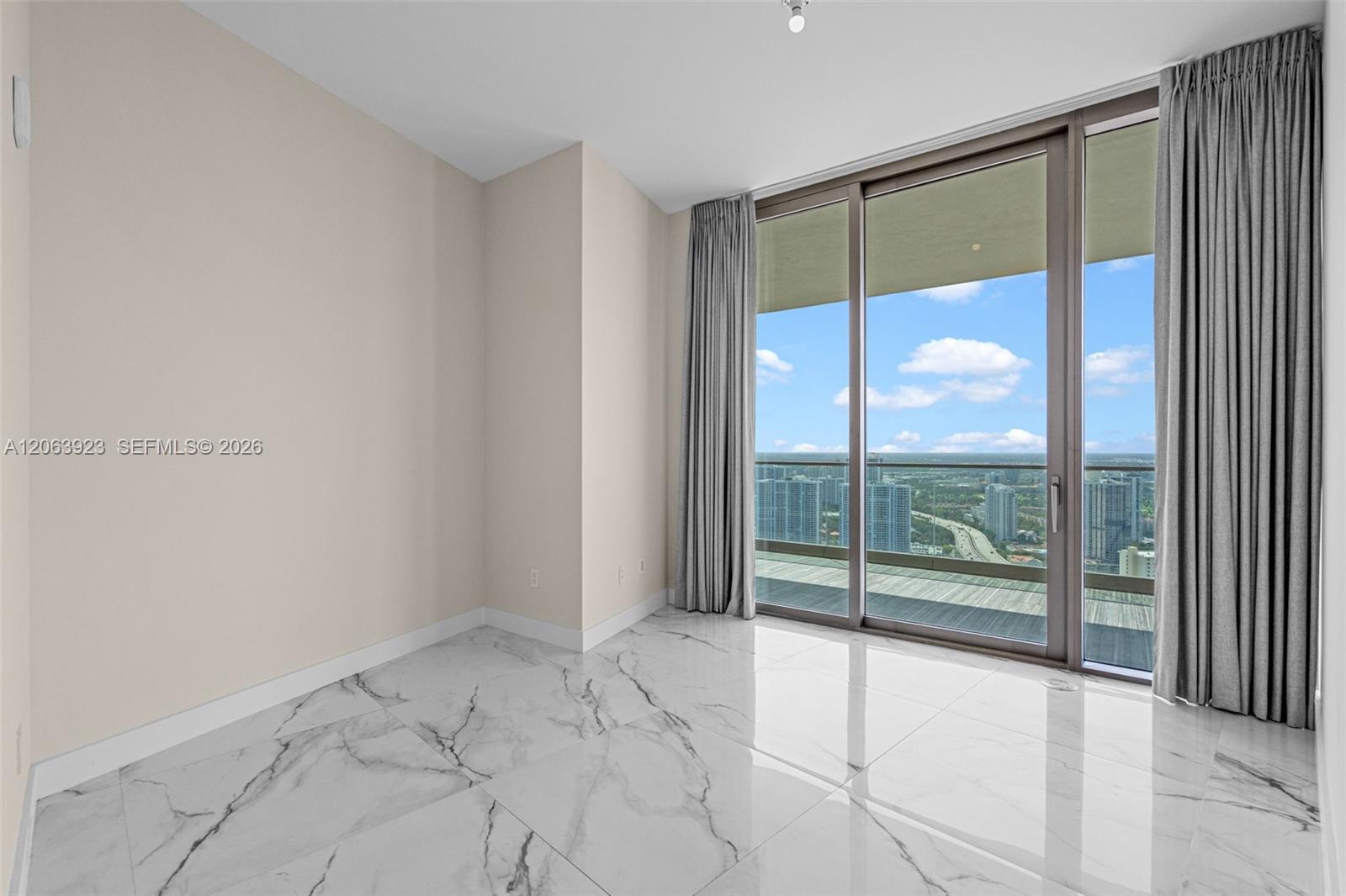 18975 Collins Ave # 3605