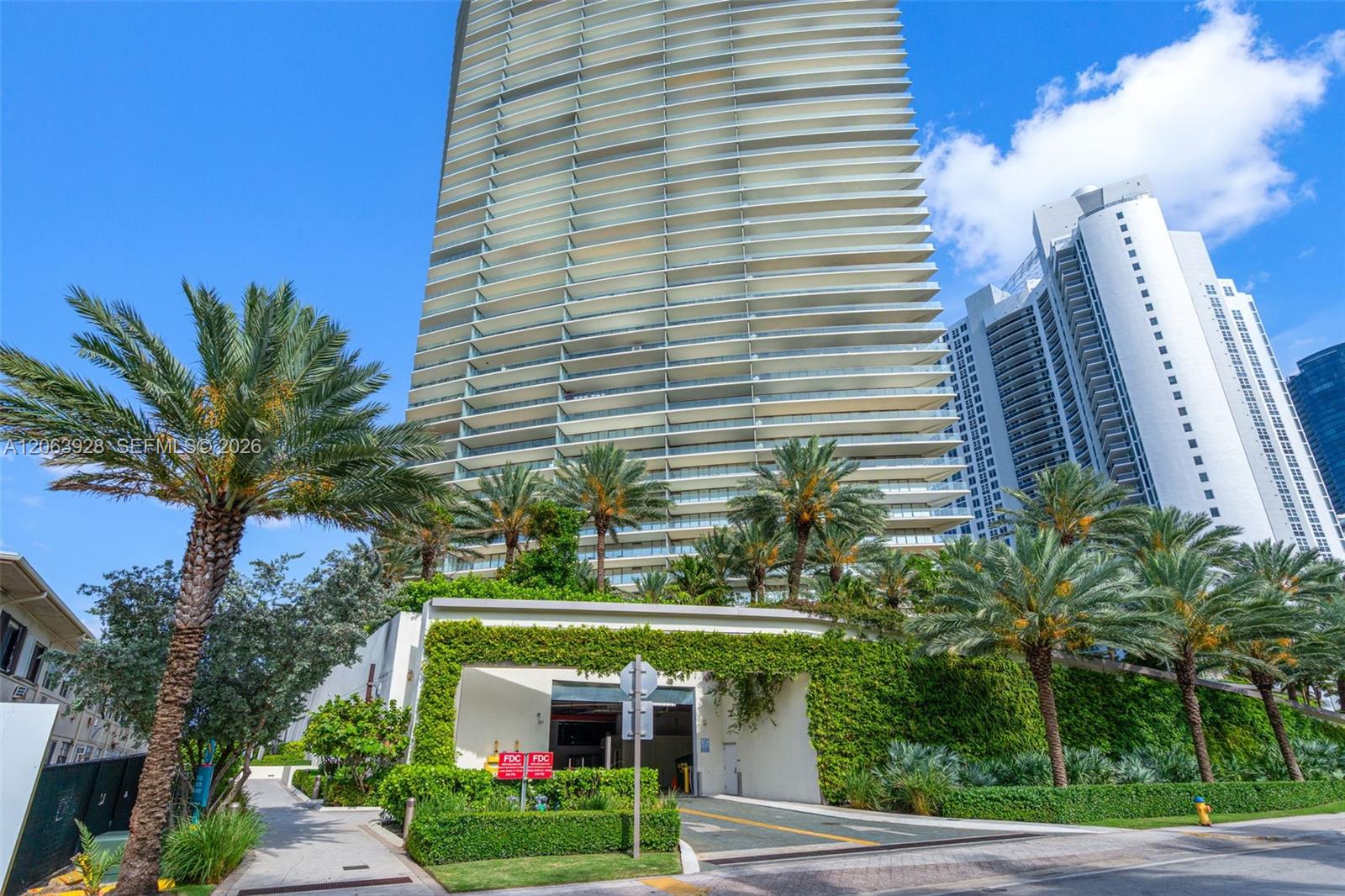 18975 Collins Ave # 3605