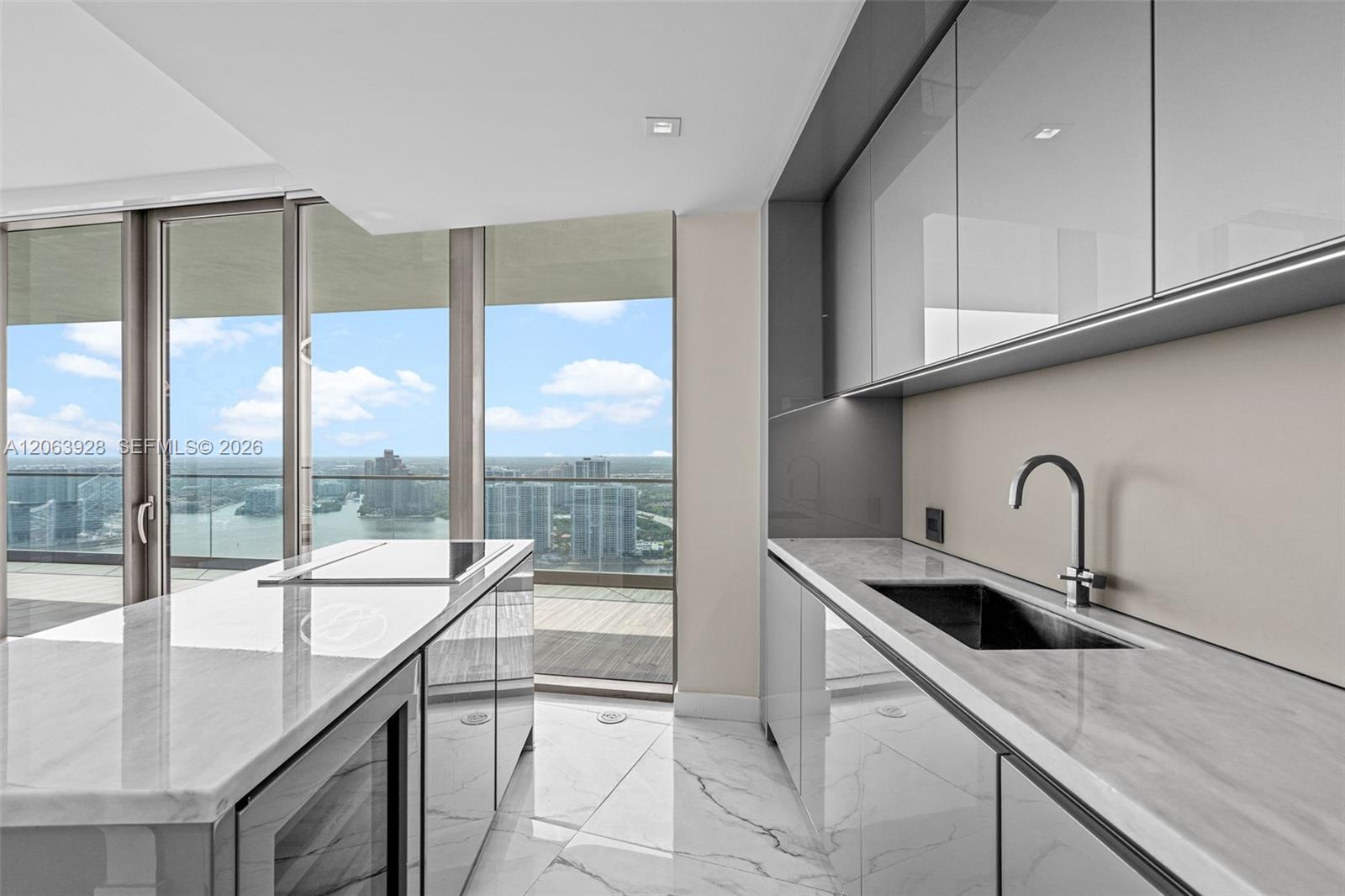 18975 Collins Ave # 3605