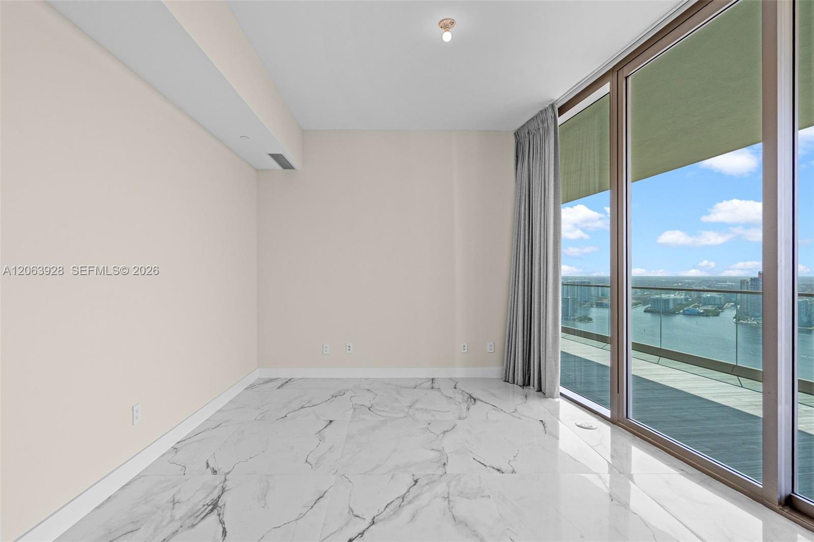 18975 Collins Ave # 3605