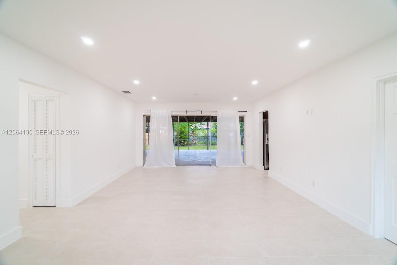 320 NE 160th St