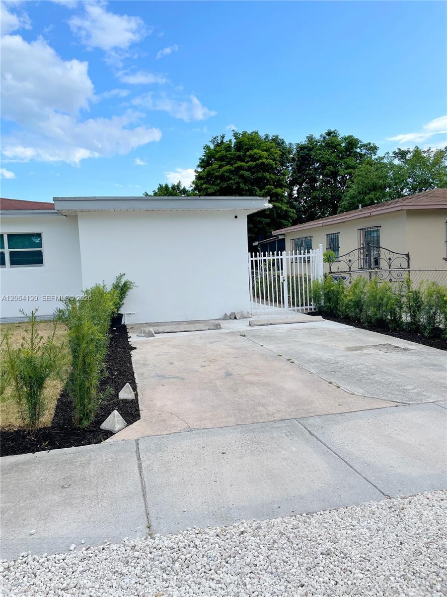 320 NE 160th St