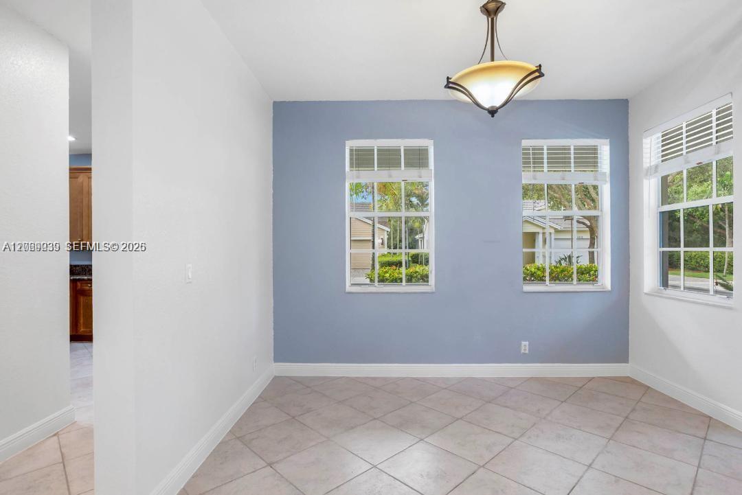 4762 Lakeside Ter