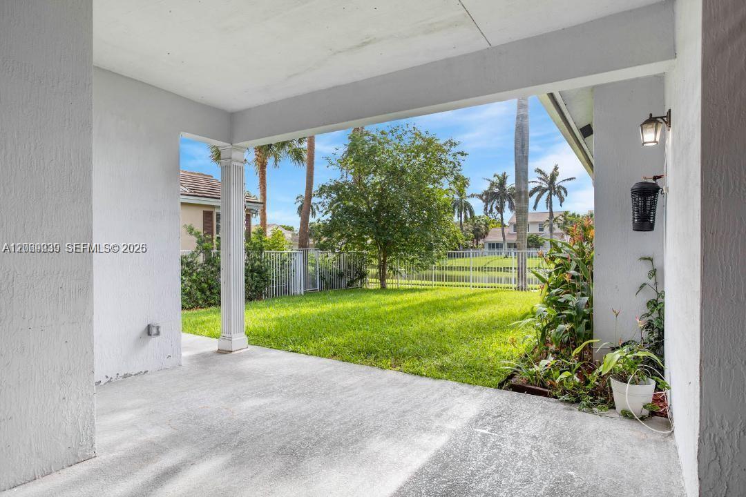 4762 Lakeside Ter