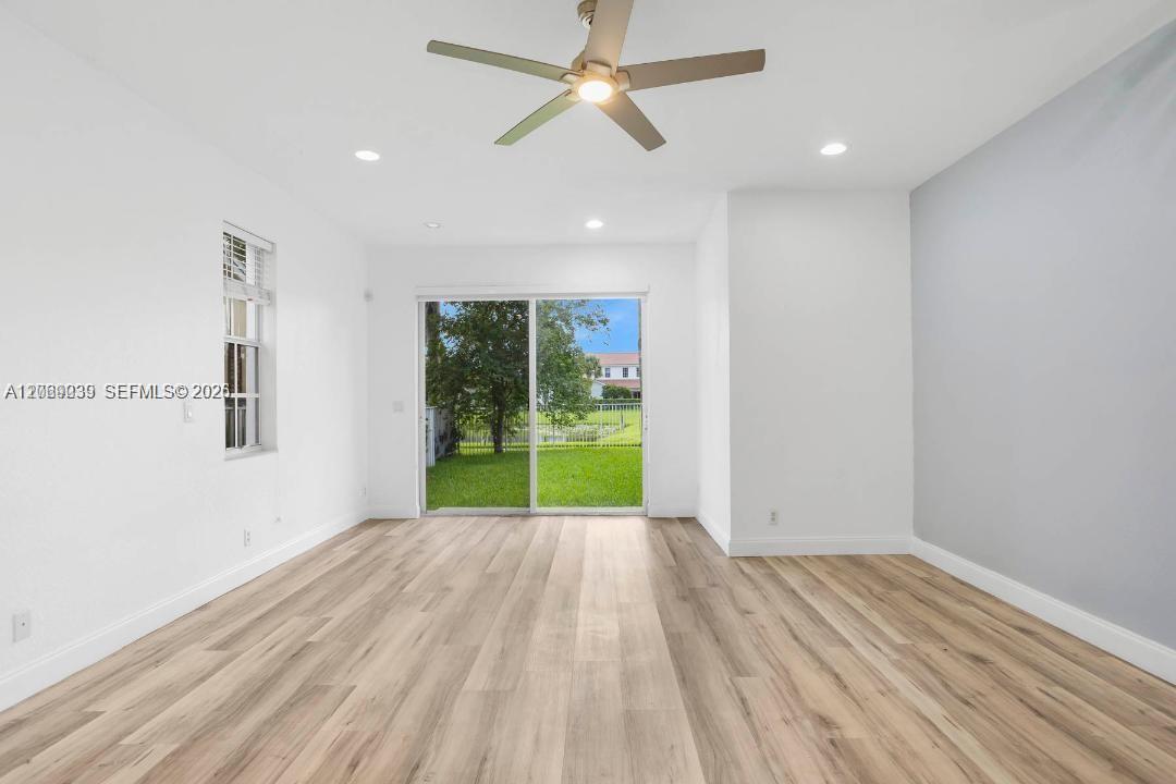 4762 Lakeside Ter