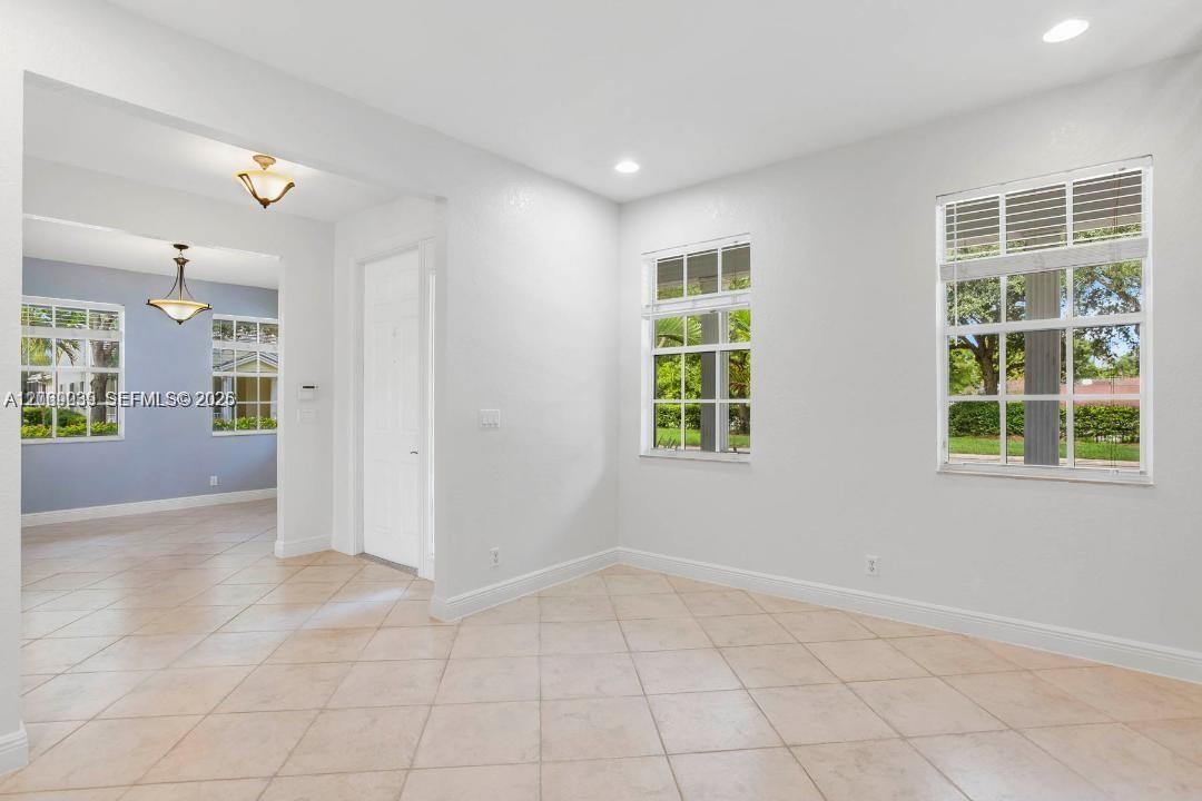 4762 Lakeside Ter