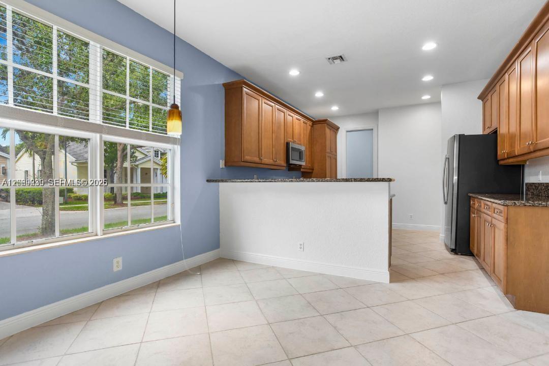 4762 Lakeside Ter