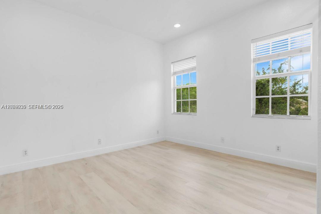 4762 Lakeside Ter
