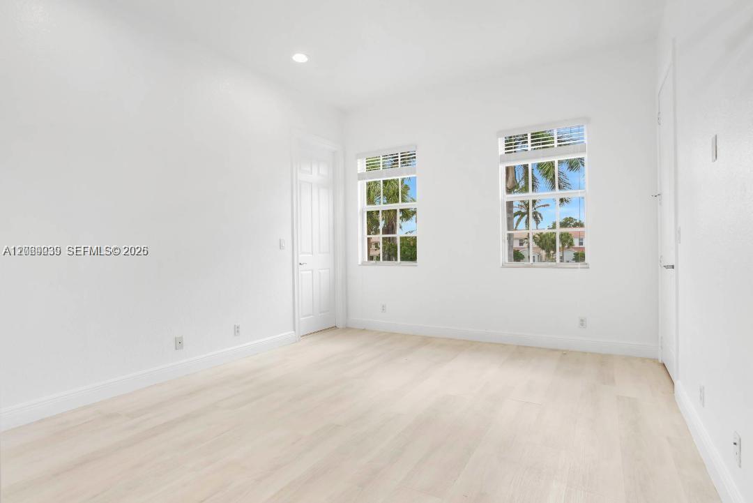 4762 Lakeside Ter