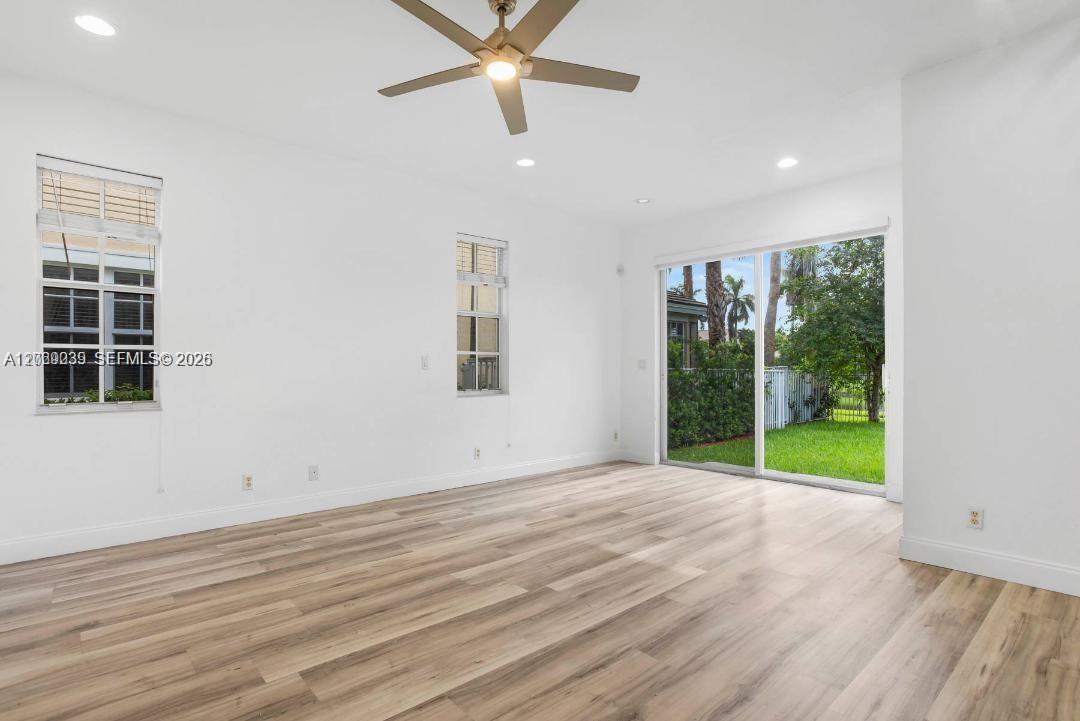 4762 Lakeside Ter