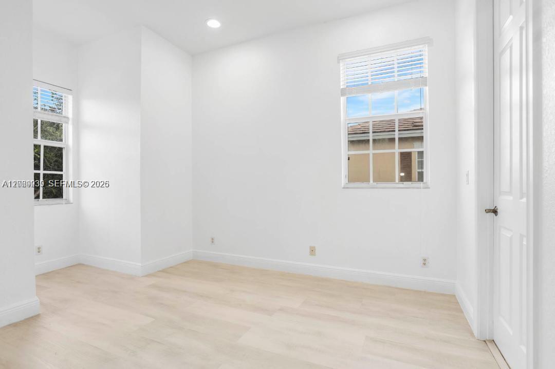 4762 Lakeside Ter