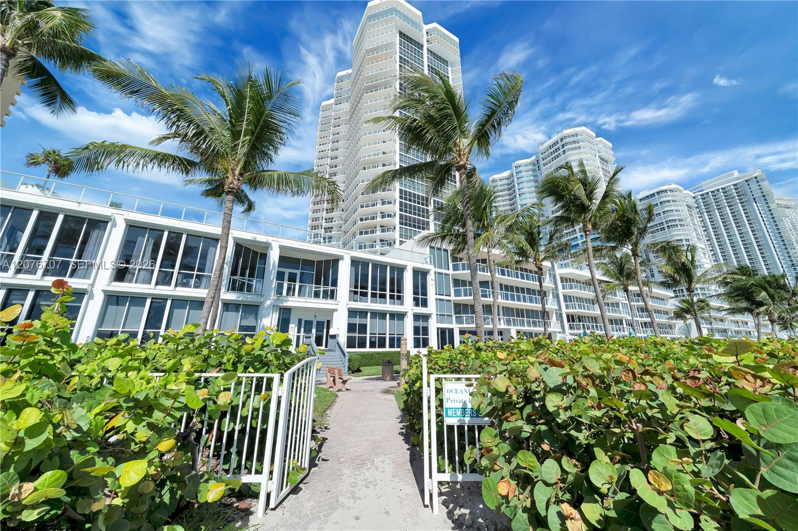 16425 Collins Ave # 712