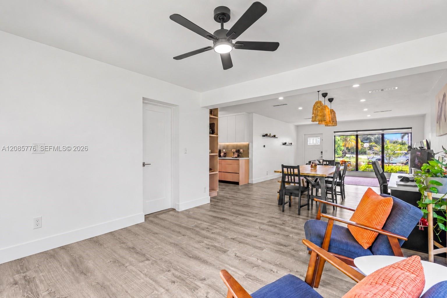 1126 E Hawthorne Cir