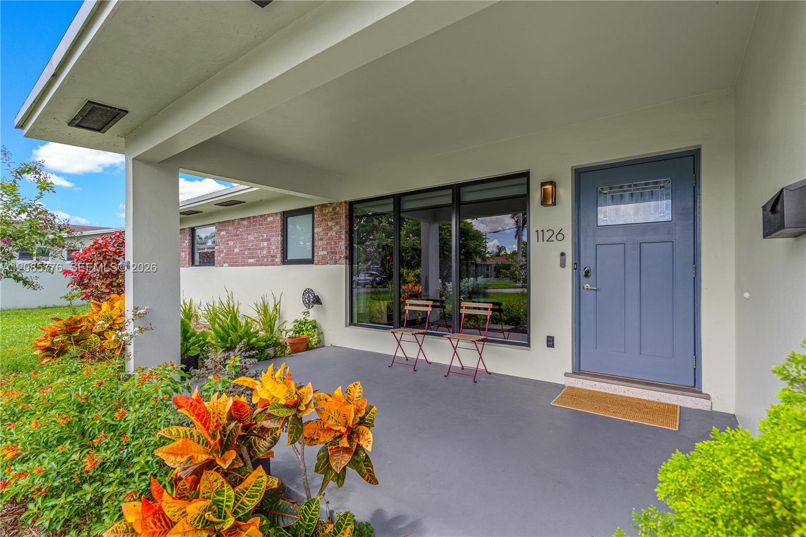 1126 E Hawthorne Cir
