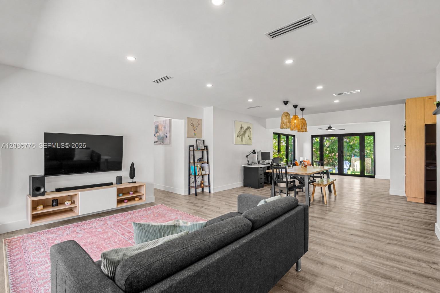 1126 E Hawthorne Cir