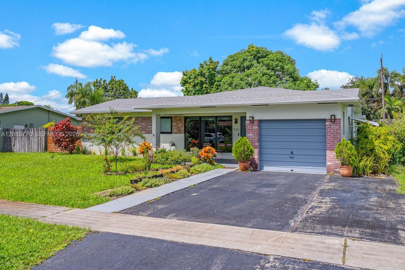 1126 E Hawthorne Cir