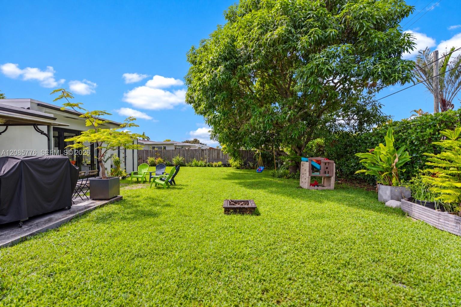 1126 E Hawthorne Cir