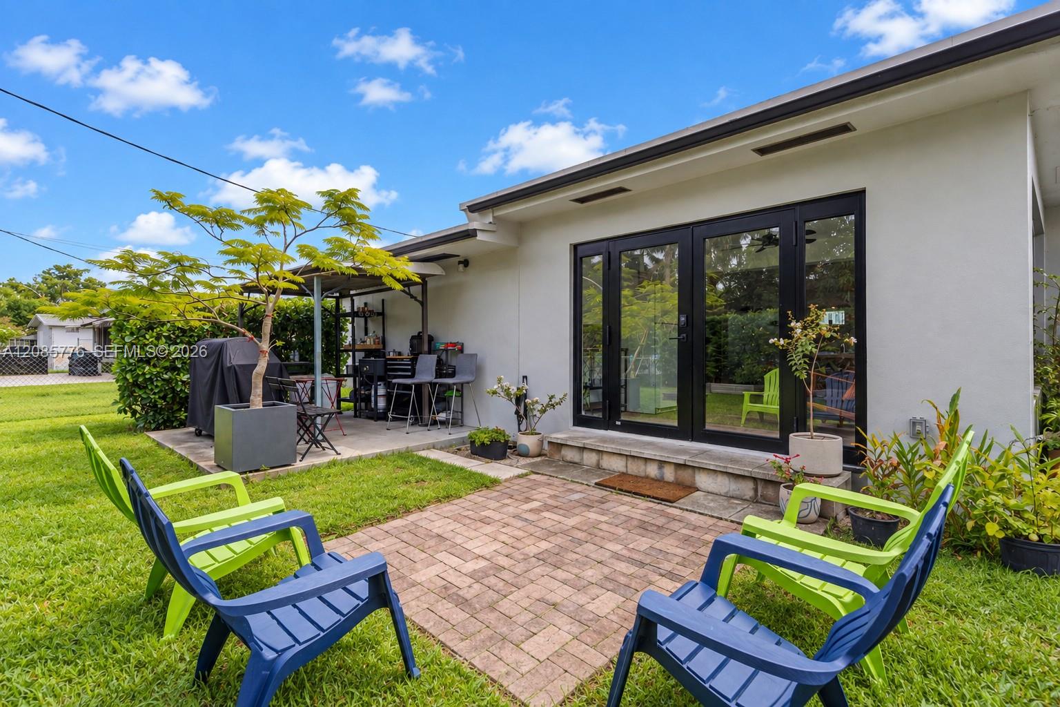1126 E Hawthorne Cir