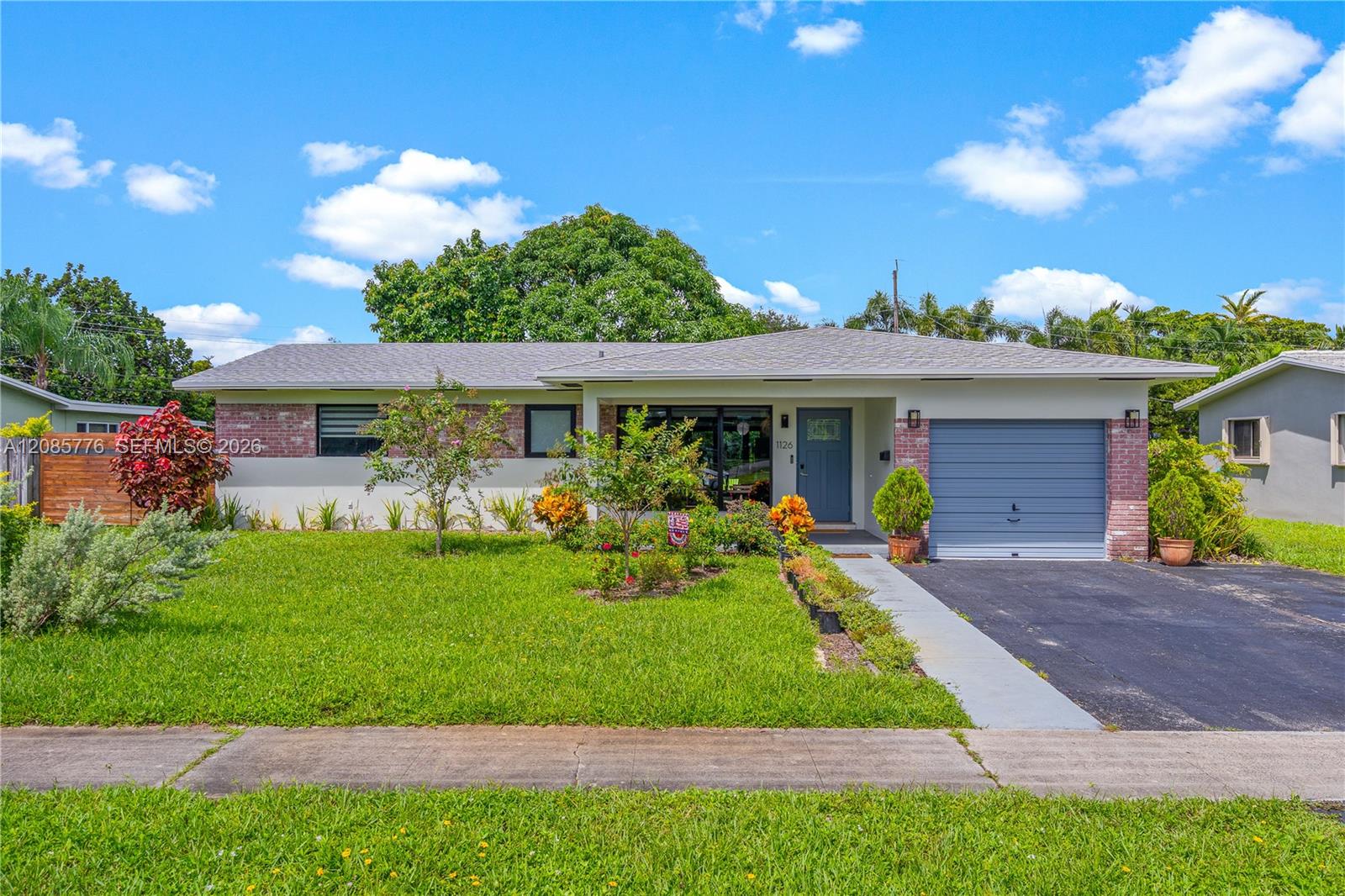 1126 E Hawthorne Cir