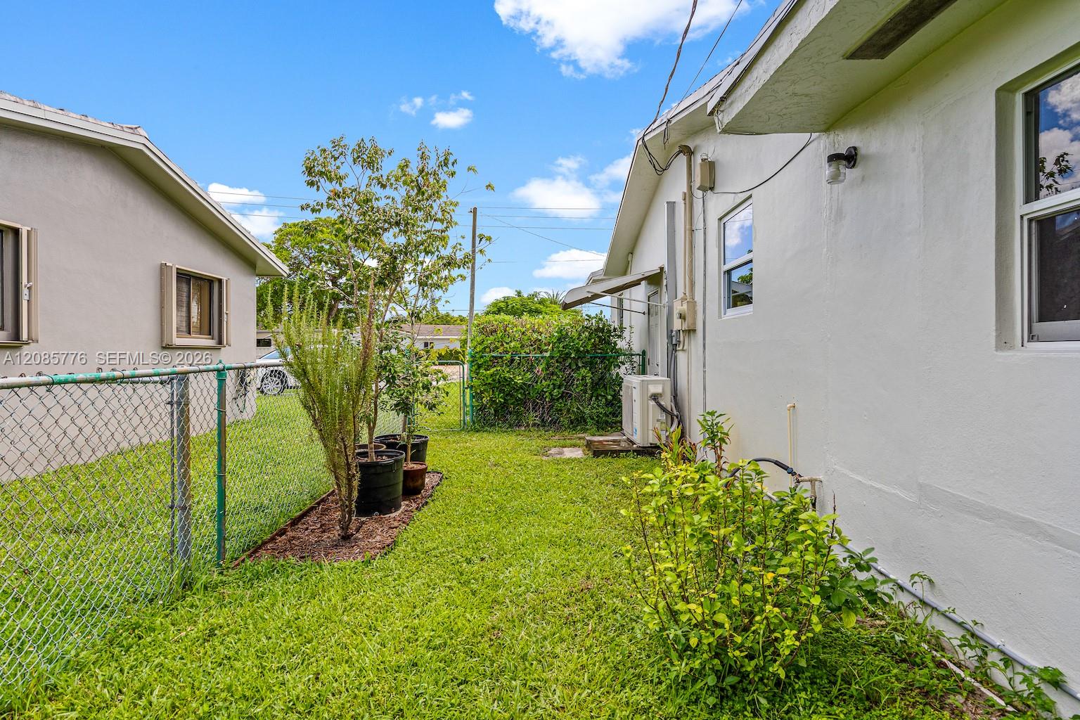 1126 E Hawthorne Cir