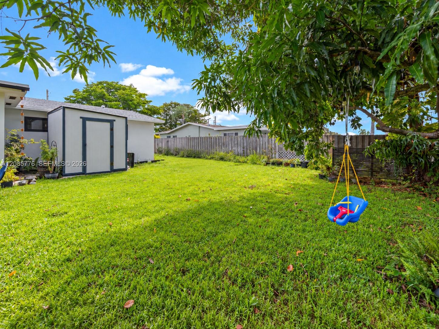 1126 E Hawthorne Cir